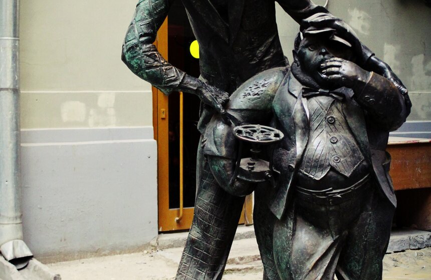 Неразлучная парочка: клетчатый гражданин в жокейском картузе и невысокий толстяк с примусом (скульптор А. Рукавишников). Остальные изваяния героев «Мастера и Маргариты», пока не определено их место в городе, хранятся во дворике за мастерской писателя