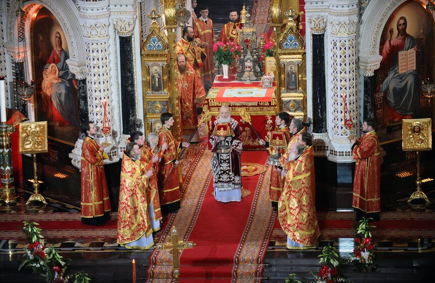 В храме Христа Спасителя прошло пасхальное богослужение 28 фото