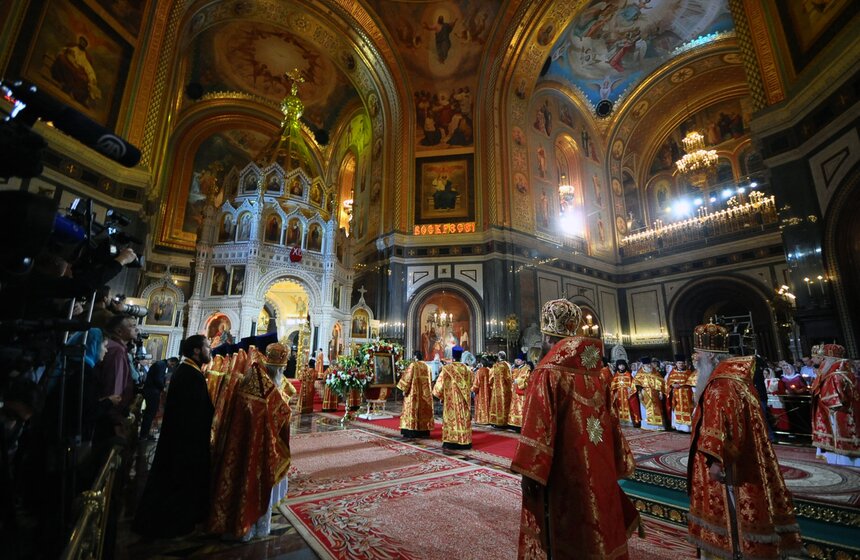 В храме Христа Спасителя прошло пасхальное богослужение 16 фото
