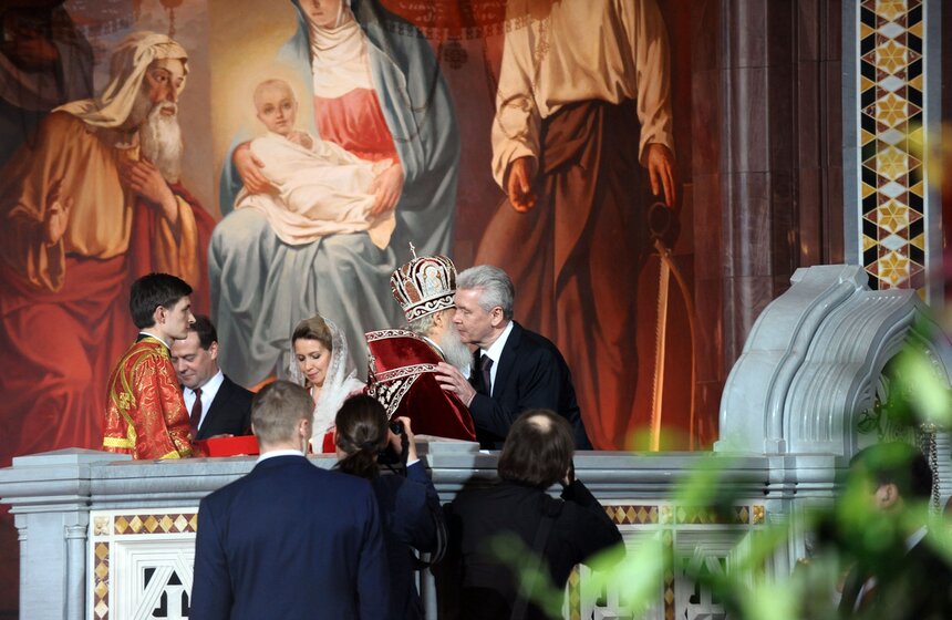 В храме Христа Спасителя прошло пасхальное богослужение 17 фото