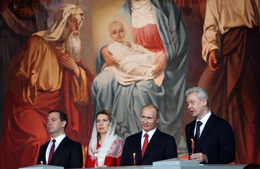 В храме Христа Спасителя прошло пасхальное богослужение 15 фото