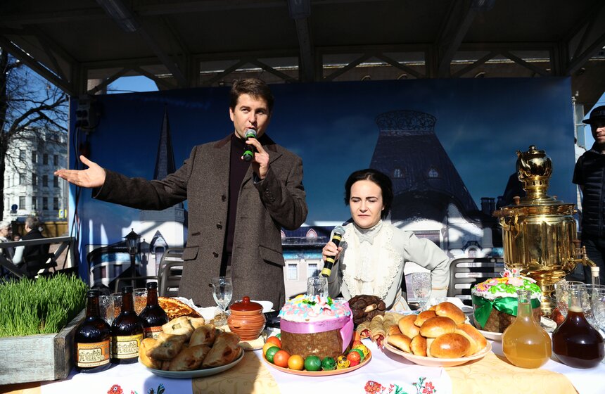 На Пушкинской площади москвичей угостили гигантским куличом 17 фото