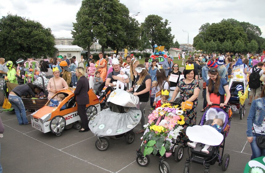 В парке Горького прошел "Парад колясок" 10 фото
