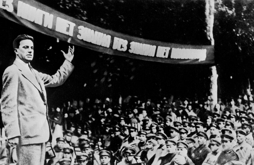 Поэт Владимир Маяковский выступает перед красноармейцами в Октябрьских лагерях, 1929 г.