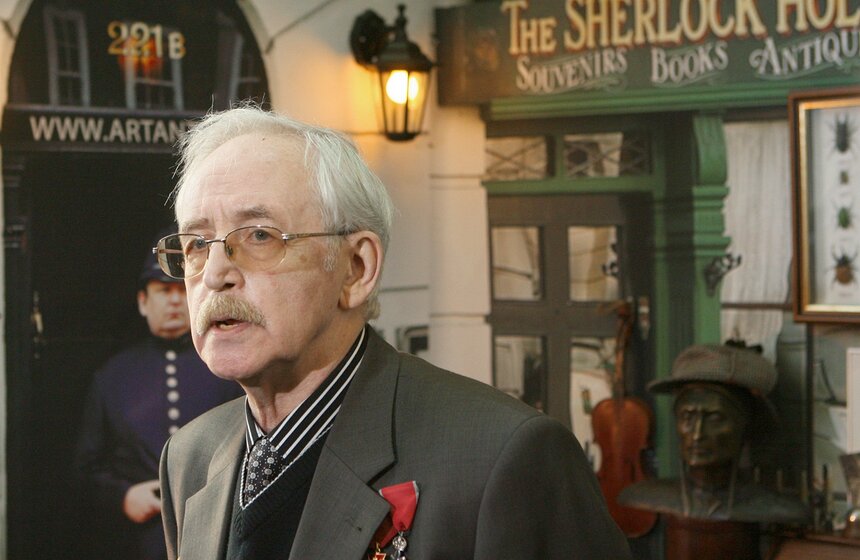 Актер Василий Ливанов на открытии памятника Шерлоку Холмсу и доктору Ватсону перед зданием британского посольства на Смоленской набережной. Автор композиции - скульптор Андрей Орлов. Фото: ТАСС/ Михаил Фомичев