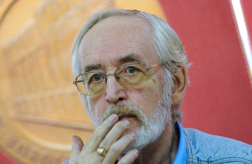 Актер Василий Ливанов на презентации своего собрания сочинений в двух томах в книжном магазине "Библио-глобус". Фото: ТАСС/ Валерий Шарифулин