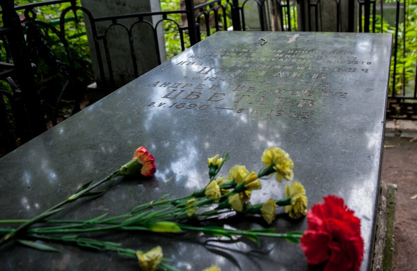 У тропинки, ведущей к могиле семьи Цветаевых, стоит указатель в виде стрелки. Здесь, в частности, похоронены основатель Пушкинского музея Иван Цветаев и его дочь, писательница Анастасия Цветаева - сестра знаменитой поэтессы. Сама Марина Цветаева похоронена в городе Елабуга, точное расположение ее могилы неизвестно.