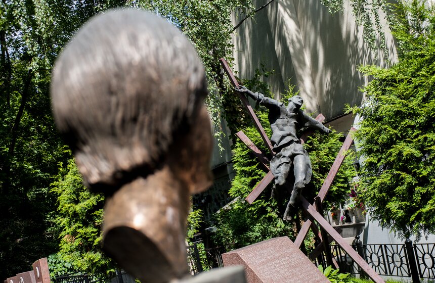 Дмитрий Комарь, Илья Кричевский и Владимир Усов посмертно получили звание Героя Советского Союза.