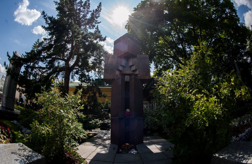 У входа на кладбище находится мемориал, посвященный жертвам сталинских репрессий.