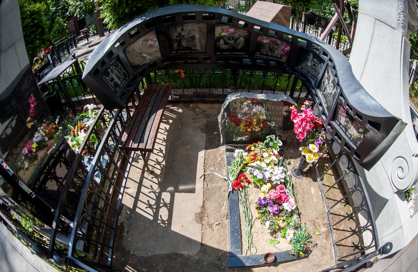 Внимание привлекает памятник Михаилу Пуговкину. Он выполнен в виде киноленты с кадрами из знаменитых фильмов с участием актера: "Солдат Иван Бровкин", "Свадьба в Малиновке", "Приключения капитана Врунгеля"...