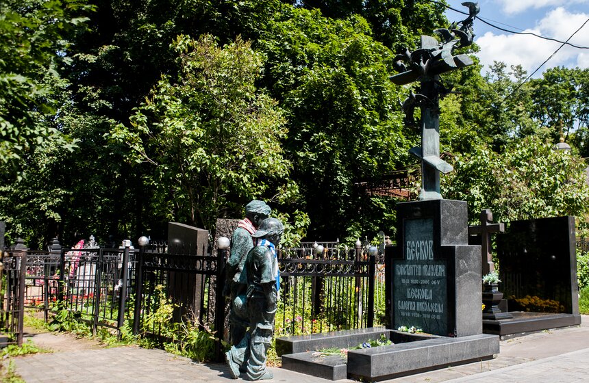 На могиле заслуженного футбольного тренера Константина Бескова - целая скульптурная композиция. Два мальчика смотрят на установленный на постаменте крест, вокруг которого "вьются" бронзовые птицы.