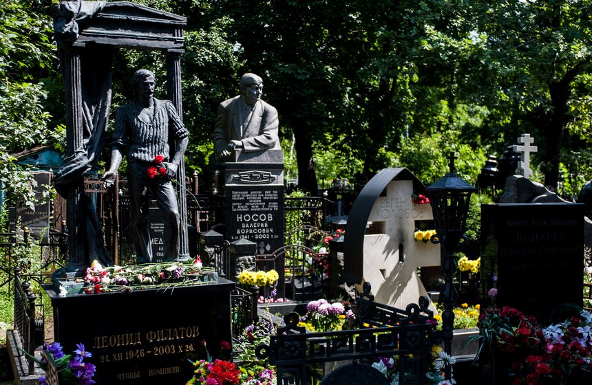 Памятник Леониду Филатову, созданный молодым скульптором Максимом Малашенко, изображает артиста в роли Горацио из спектакля "Гамлет". Бронзовая фигура стоит между двух колонн, у отдернутого занавеса, под словами из седьмой главы Книги Иова: "Жизнь моя - дуновение".