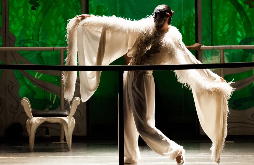 На сцене МТЮЗа показали спектакль "Служанки" Романа Виктюка 30 фото