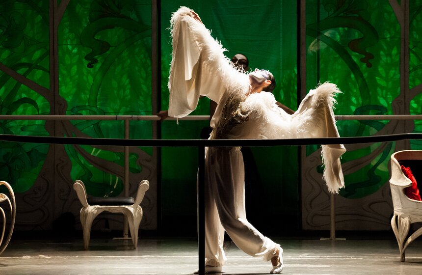 На сцене МТЮЗа показали спектакль "Служанки" Романа Виктюка 31 фото