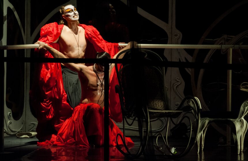 На сцене МТЮЗа показали спектакль "Служанки" Романа Виктюка 17 фото