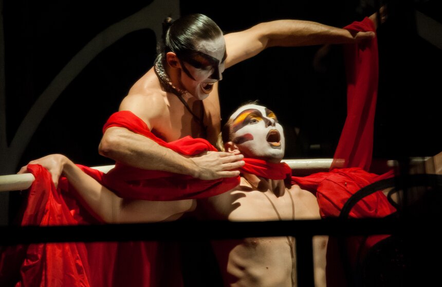 На сцене МТЮЗа показали спектакль "Служанки" Романа Виктюка 18 фото