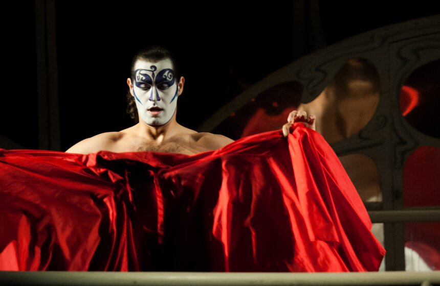 На сцене МТЮЗа показали спектакль "Служанки" Романа Виктюка 6 фото