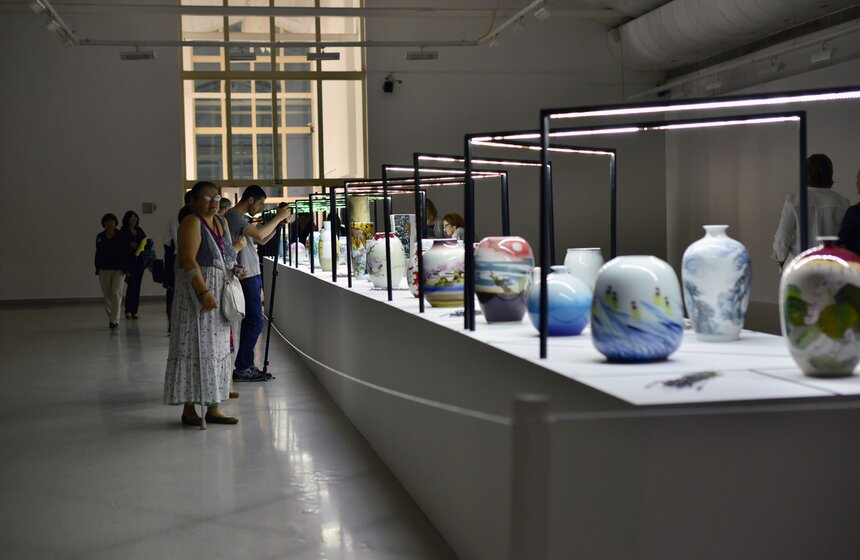 В "Новом Манеже" проходит выставка шедевров современного фарфора 23 фото