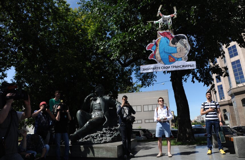 У посольства США прошел перформанс "Мы против трансжиров" 6 фото