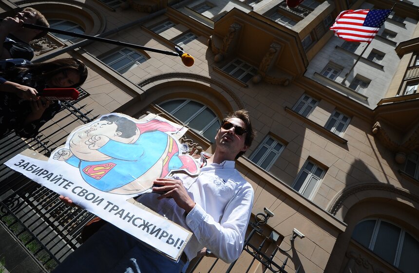 У посольства США прошел перформанс "Мы против трансжиров" 8 фото