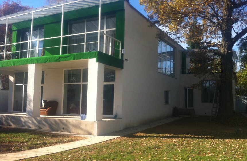 Участок зрительницы "Москвы 24" в Клинском районе. "Дом строим своими силами. Провели автономно все коммуникации и солнечные батареи", - рассказывает она.