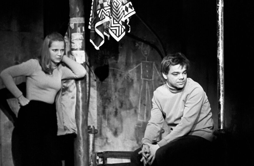 Спектакль "Валентин и Валентина" по пьесе Михаила Рощина в Московском театре "Современник" (режиссер Валерий Фокин). Константин Райкин в роли Валентина и Анастасия Вознесенская в роли Дины. Фото: ТАСС/ Михаил Строков