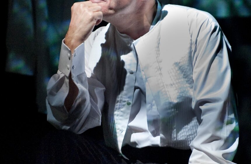 Актер Константин Райкин в сцене из спектакля "Маленькие трагедии Пушкина" в постановке режиссера Виктора Рыжакова в театре "Сатирикон". Фото: ТАСС/ Александр Куров