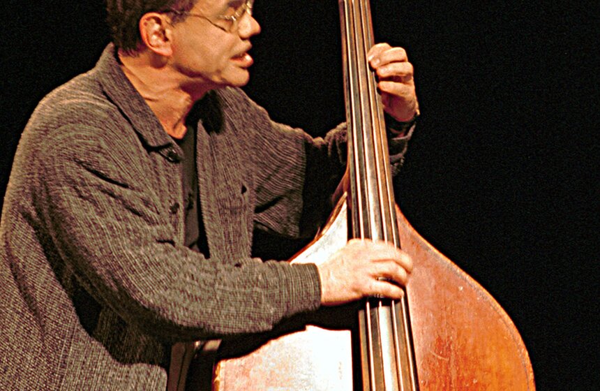 Художественный руководитель театра "Сатирикон" Константин Райкин отмечал свое 50 -летие. В первом отделении своего юбилейного вечера артист показал моноспектакль "Контрабас" (на снимке), во втором - состоялся театральный капустник в честь юбиляра. Фото: ТАСС/ Анатолий Рухадзе