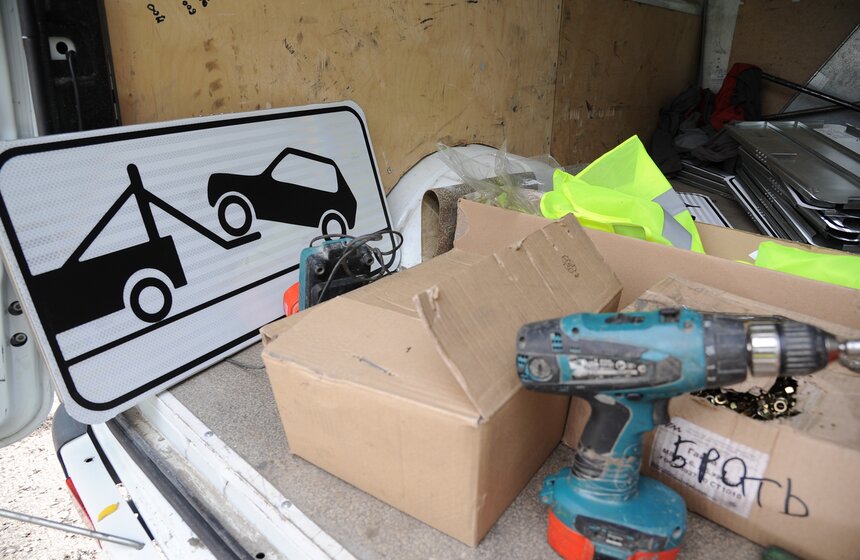 На 30 столичных улицах установили знак "Работает эвакуатор" 2 фото