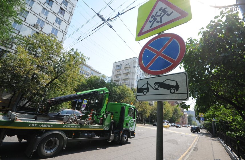 На 30 столичных улицах установили знак "Работает эвакуатор" 20 фото