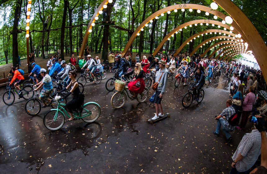 В Сокольниках состоялся парад "Леди на велосипеде" 18 фото