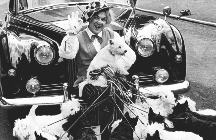 Лондон. Из-за строгого и длительного карантина на ввоз животных в Англию советский клоун Олег Попов не смог взять на гастроли свою собаку. Англичане предложили всемирно известному артисту местных "звезд". Выбор пал на терьера по кличке Дженна. Фото: ТАСС