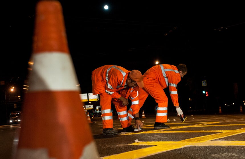 На трех перекрестках Москвы появилась "вафельная" разметка 18 фото