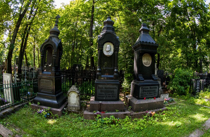 Основатель знаменитой булочной на Тверской Иван Филиппов с семьей также похоронен на Ваганьковском кладбище. Его могила находится рядом с мемориалом солдатам Великой Отечественной войны. «Изобретатель» сайки с изюмом был первым, кто организовал хлебный магазин при пекарне.