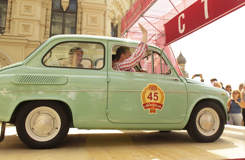 В центре Москвы прошел пробег "ГУМ-Авторалли" 16 фото