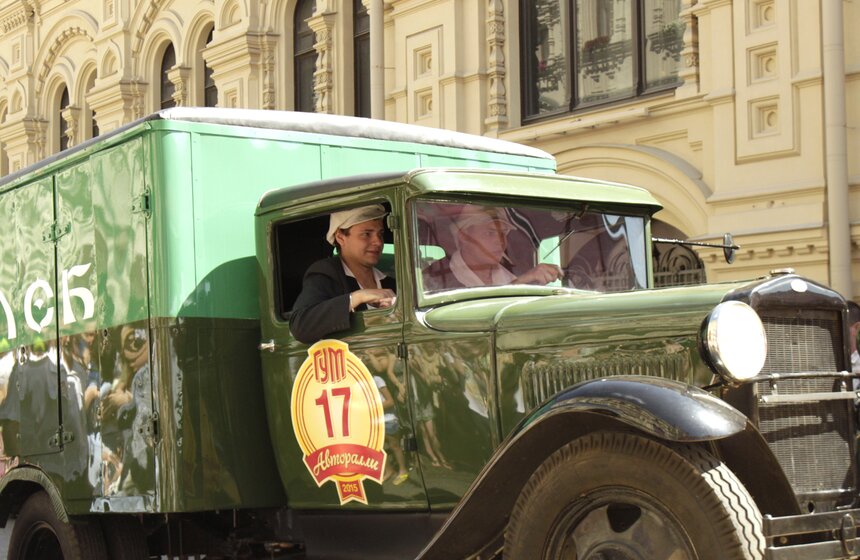 В центре Москвы прошел пробег "ГУМ-Авторалли" 10 фото