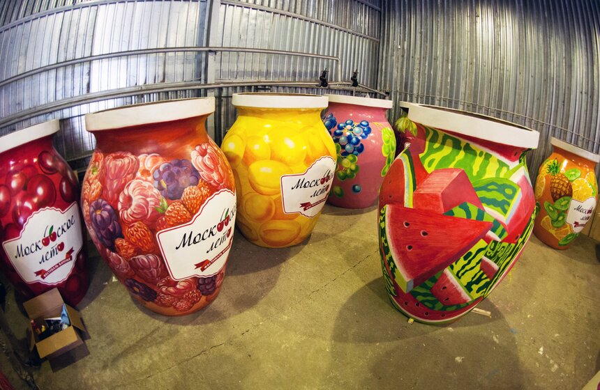 Как украшают гигантские банки для фестиваля варенья 4 фото