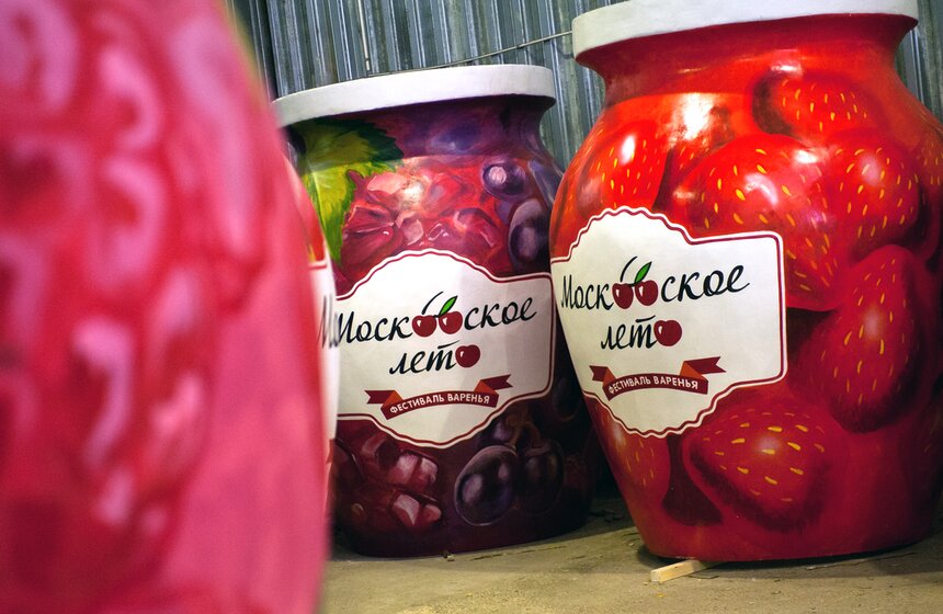 Как украшают гигантские банки для фестиваля варенья 2 фото