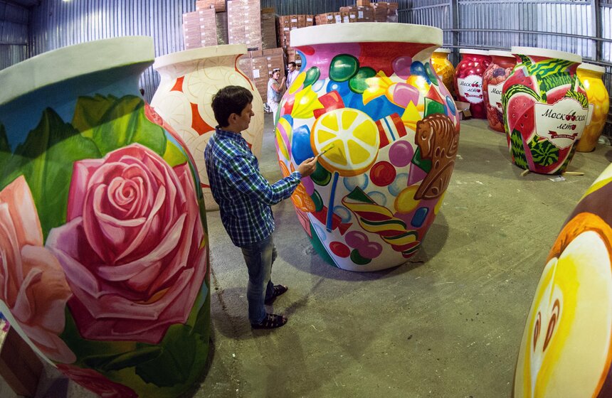 Как украшают гигантские банки для фестиваля варенья 6 фото