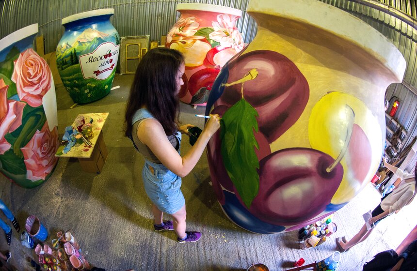 Как украшают гигантские банки для фестиваля варенья 9 фото