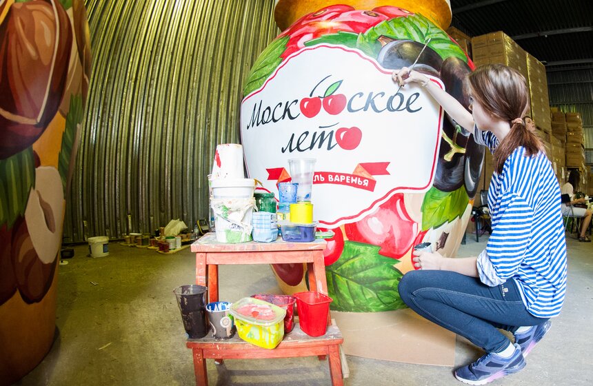 Как украшают гигантские банки для фестиваля варенья 10 фото