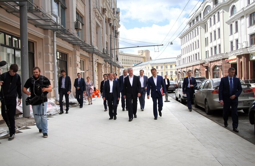 Мэр осмотрел работы по благоустройству Мясницкой улицы 14 фото