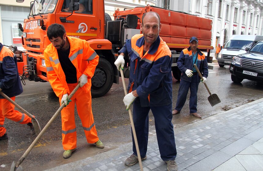 Мэр осмотрел работы по благоустройству Мясницкой улицы 7 фото