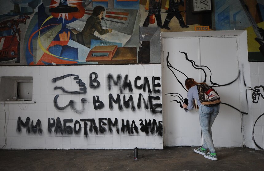 Изображая ЗИЛ: уличные художники раскрасили кабины грузовиков 17 фото