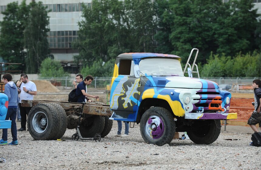 Изображая ЗИЛ: уличные художники раскрасили кабины грузовиков 32 фото