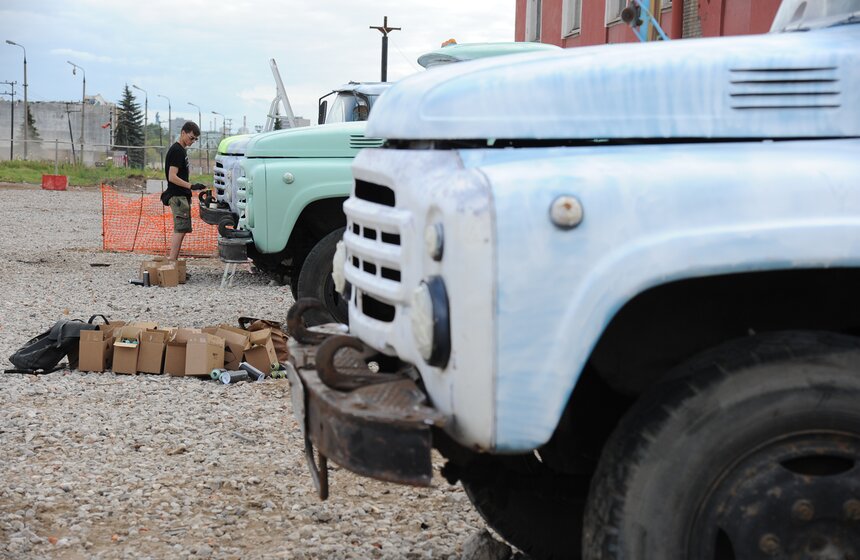 Изображая ЗИЛ: уличные художники раскрасили кабины грузовиков 1 фото