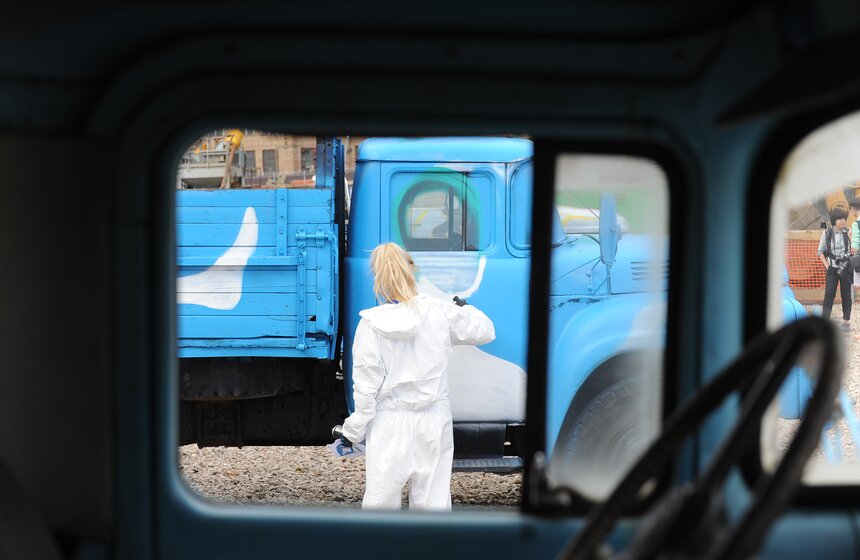 Изображая ЗИЛ: уличные художники раскрасили кабины грузовиков 15 фото