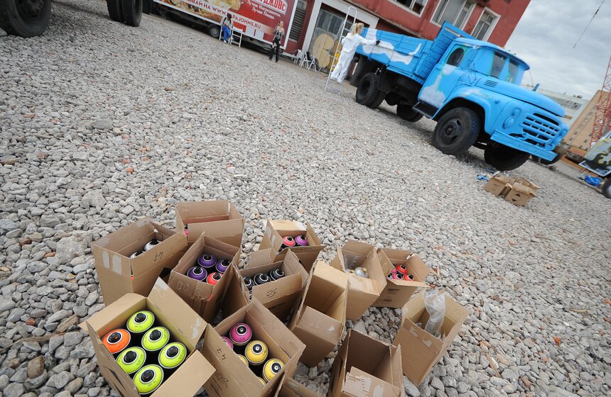 Изображая ЗИЛ: уличные художники раскрасили кабины грузовиков 14 фото