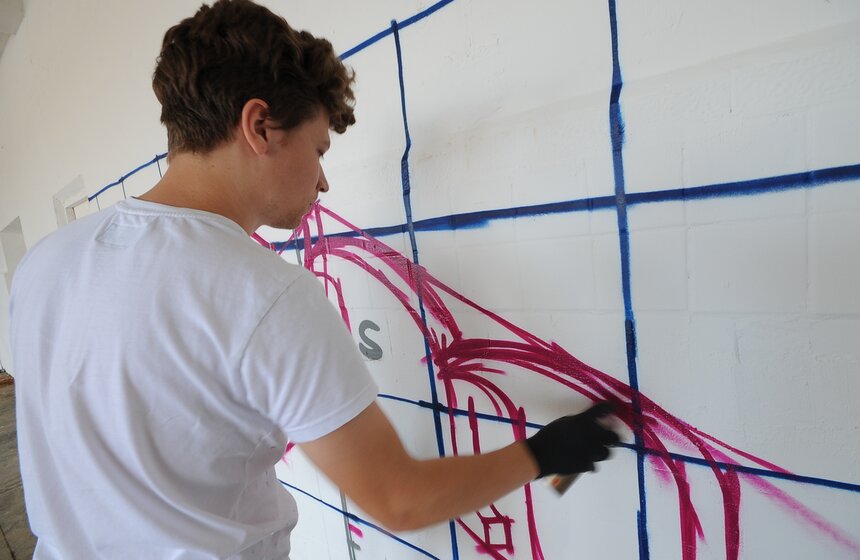 Изображая ЗИЛ: уличные художники раскрасили кабины грузовиков 11 фото