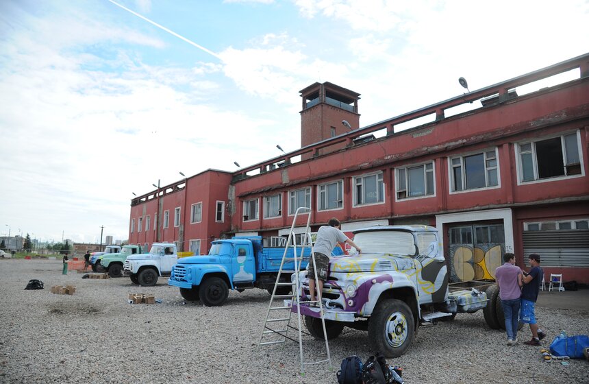 Изображая ЗИЛ: уличные художники раскрасили кабины грузовиков 13 фото